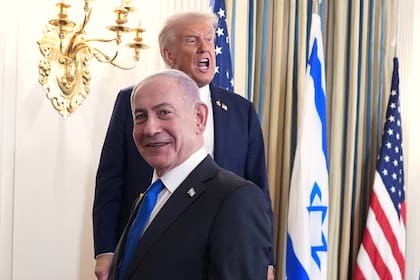 El presidente Donald Trump habla al salir de una conferencia de prensa con el primer ministro israelí Benjamin Netanyahu, en el Comedor de Estado de la Casa Blanca, el 29 de septiembre de 2025