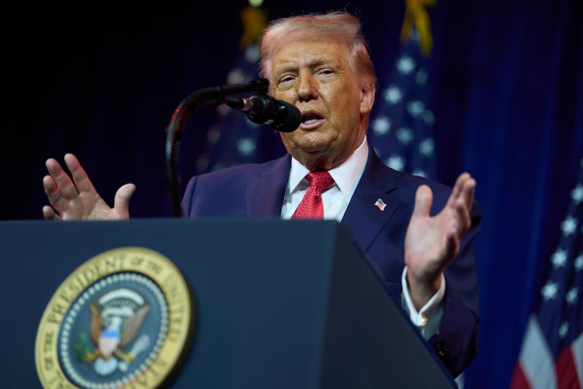 El presidente Donald Trump habla con representantes republicanos durante su retiro anual, el martes 6 de enero de 2026, en Washington. (AP Foto/Evan Vucci)