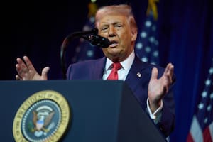 El presidente Donald Trump habla con representantes republicanos durante su retiro anual, el martes 6 de enero de 2026, en Washington. (AP Foto/Evan Vucci)