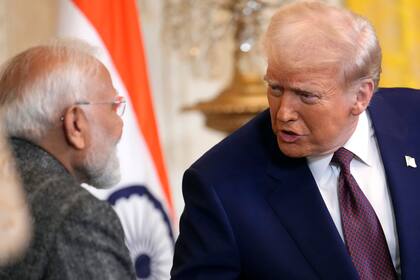 El presidente Donald Trump habla con el primer ministro de la India, Narendra Modi, durante una conferencia de prensa en el Salón Este de la Casa Blanca, el 13 de febrero de 2025, en Washington.