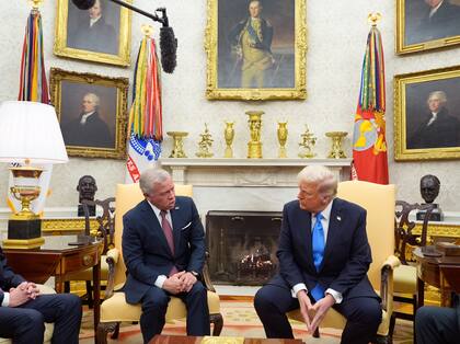 El presidente Donald Trump habla con el rey Abdullah II de Jordania en el Despacho Oval de la Casa Blanca, el 11 de febrero de 2025