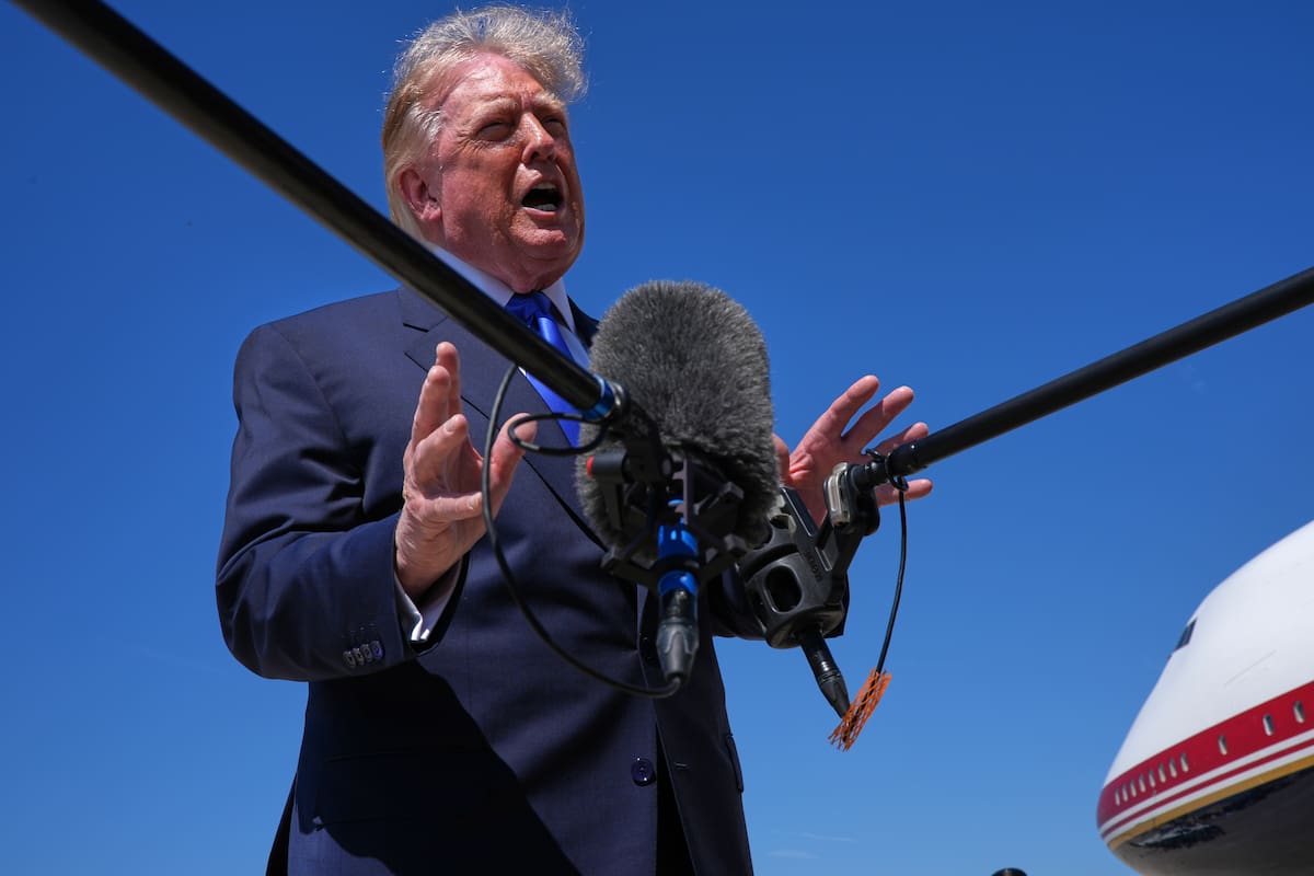 El presidente Donald Trump habla con la prensa después de que la rampa inflable de emergencia del av