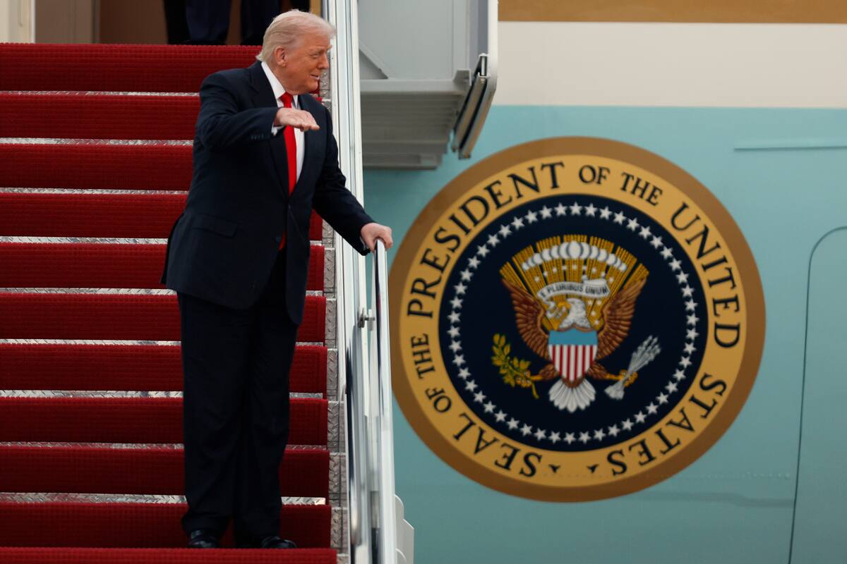 El presidente Donald Trump habla con la prensa desde las escaleras del Air Force One (Archivo)