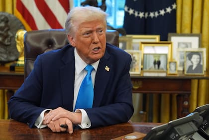 El presidente Donald Trump habla con la prensa mientras firma órdenes ejecutivas en la Oficina Oval de la Casa Blanca, el 4 de febrero de 2025, en Washington. (AP/Evan Vucci)