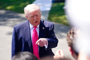 El presidente Donald Trump habla con los periodistas antes de partir en el helicóptero presidencial Marine One desde el jardín sur de la Casa Blanca, el jueves 16 de abril de 2026, en Washington (Foto AP/Alex Brandon)