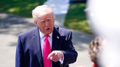 El presidente Donald Trump habla con los periodistas antes de partir en el helicóptero presidencial Marine One desde el jardín sur de la Casa Blanca, el jueves 16 de abril de 2026, en Washington (Foto AP/Alex Brandon)
