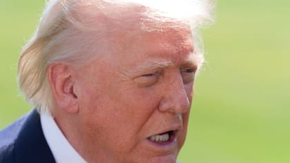 El presidente Donald Trump habla con los periodistas antes de partir en el helicóptero presidencial Marine One desde el jardín sur de la Casa Blanca, el jueves 16 de abril de 2026, en Washington (Foto AP/Manuel Balce Ceneta)