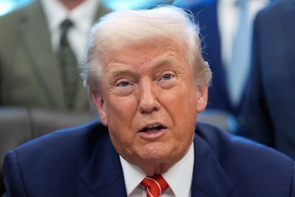 El presidente Donald Trump habla con los periodistas en el Despacho Oval de la Casa Blanca, el martes 3 de febrero de 2026 en Washington