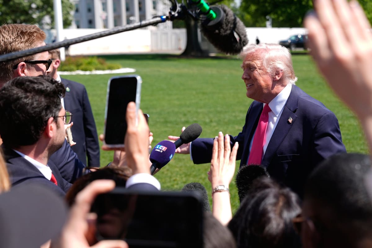 El presidente Donald Trump habla con los periodistas antes de partir en el helicóptero Marine One desde el jardín sur de la Casa Blanca, el jueves 16 de abril de 2026, en Washington