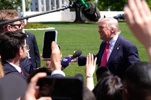 El presidente Donald Trump habla con los periodistas antes de partir en el helicóptero Marine One desde el jardín sur de la Casa Blanca, el jueves 16 de abril de 2026, en Washington