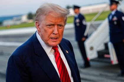 El presidente Donald Trump habla con los reporteros antes de abordar el Air Force One en el Aeropuerto Internacional Lehigh Valley, el domingo 3 de agosto de 2025, en Allentown, Pensilvania.