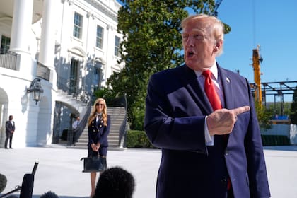 El presidente Donald Trump habla con los periodistas antes de abordar el helicóptero presidencial Marine One,
