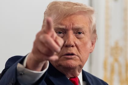 El presidente Donald Trump habla con los periodistas tras hablar con las tropas a través de un vídeo desde su finca Mar-a-Lago el jueves 27 de noviembre de 2025, en Palm Beach, Florida. (Foto AP/Alex Brandon)