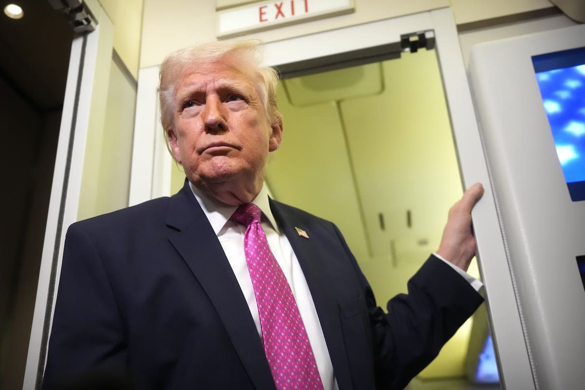 El presidente Donald Trump habla con los periodistas a bordo del Air Force One el 29 de marzo de 2026, en ruta desde West Palm Beach, Florida, a la Base Conjunta Andrews, Maryland.