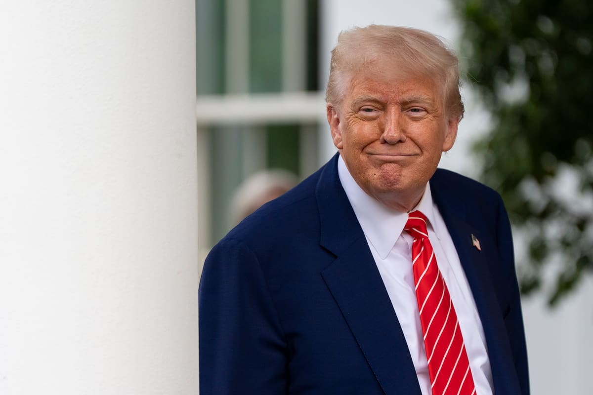 El presidente Donald Trump habla con los reporteros en la Casa Blanca, el jueves 8 de mayo de 2025, en Washington. (AP Foto/Alex Brandon)