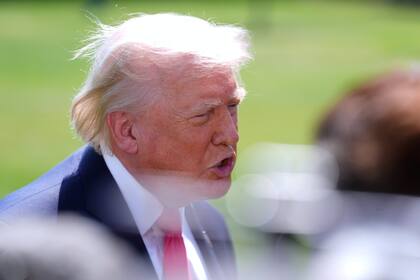 El presidente Donald Trump habla con periodistas antes de partir a bordo del Marine One desde el Jardín Sur de la Casa Blanca