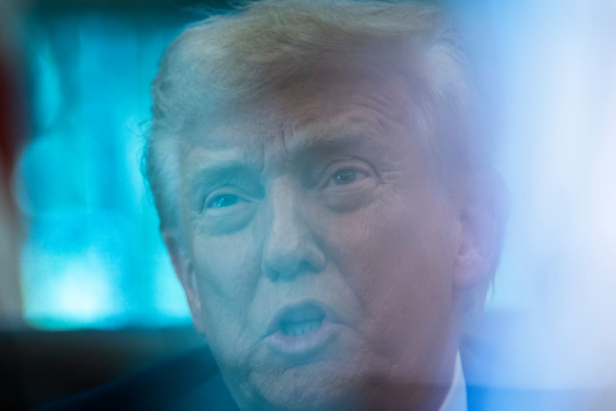 El presidente Donald Trump habla con periodistas en el Despacho Oval de la Casa Blanca, en Washington