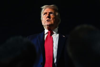 El presidente Donald Trump habla con periodistas en el aeropuerto de Palm Beach.