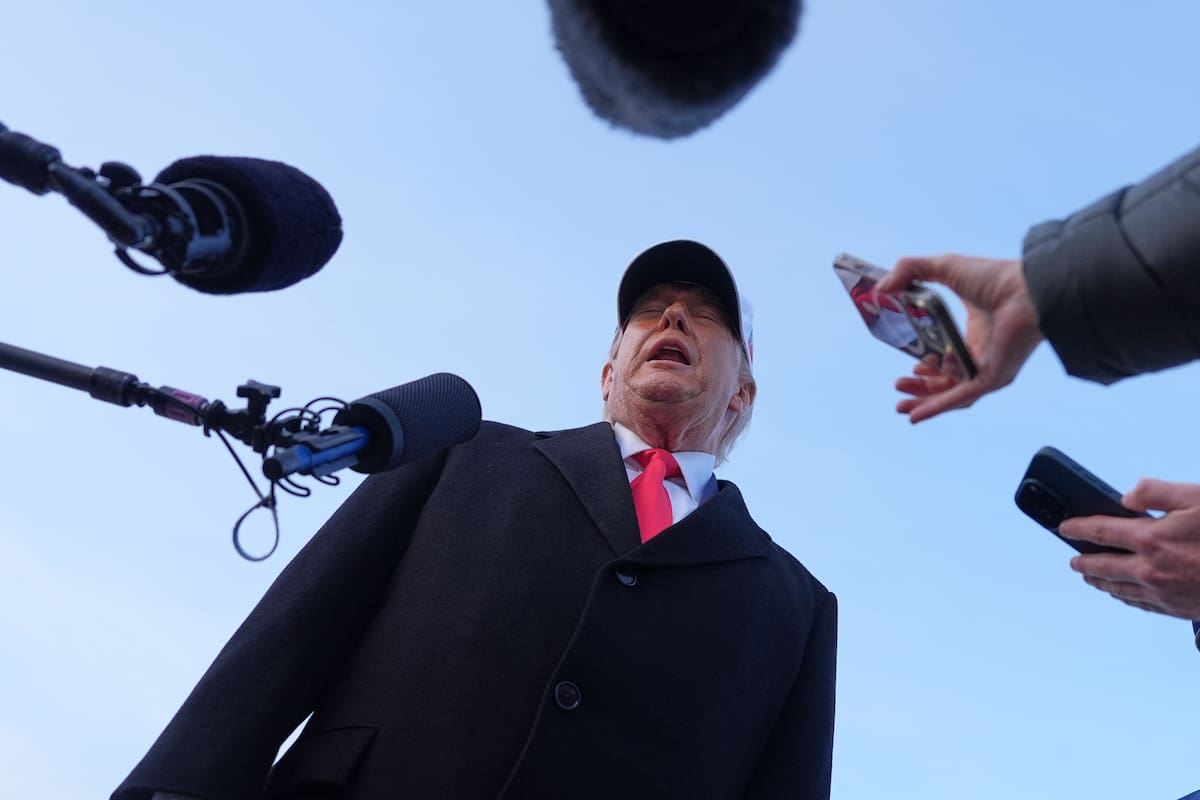 El presidente Donald Trump habla con periodistas en la Base Conjunta Andrews