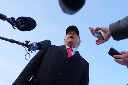 El presidente Donald Trump habla con periodistas en la Base Conjunta Andrews, el 13 de enero de 2026.