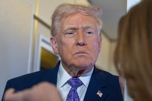 El presidente Donald Trump habla con periodistas durante un vuelo en el Air Force One desde Palm Beach, Florida, a la Base Andrews, el 30 de noviembre de 2025.