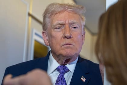 El presidente Donald Trump habla con periodistas durante un vuelo en el Air Force One desde Palm Beach, Florida, a la Base Andrews, el 30 de noviembre de 2025.