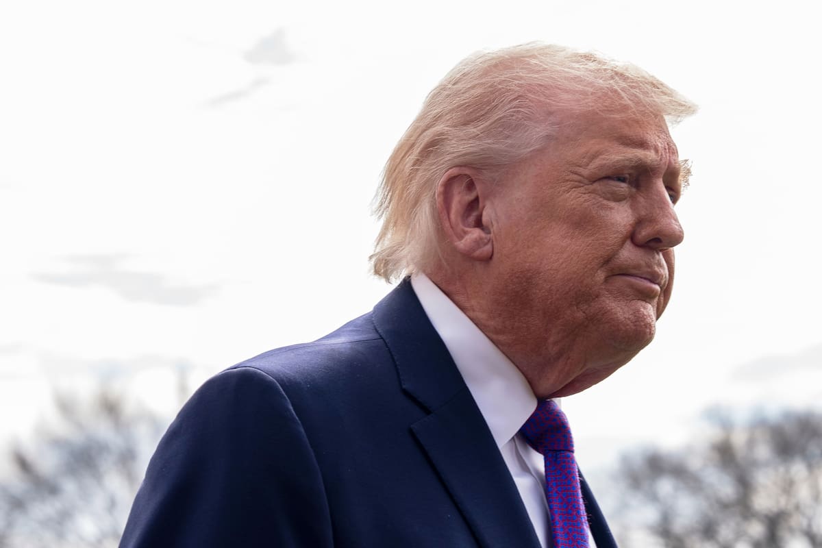 El presidente Donald Trump habla con reporteros antes de abordar el helicóptero presidencial desde la Casa Blanca