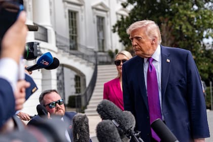 El presidente Donald Trump habla con reporteros antes de abordar el helicóptero presidencial desde la Casa Blanca, el miércoles 11 de marzo de 2026, en Washington (AP Foto/Alex Brandon)