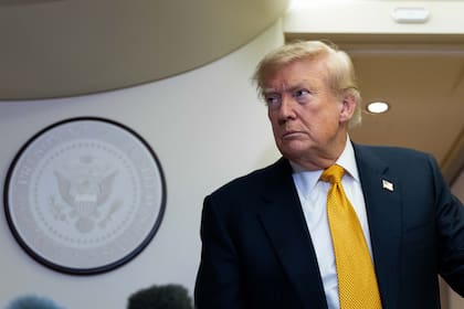 El presidente Donald Trump habla con reporteros a bordo del Air Force One tras aterrizar en la base de la Fuerza Aérea de Estados Unidos en RAF Mildenhall, en Suffolk, en el este de Inglaterra, el miércoles 8 de julio de 2026. (AP Foto/Alex Brandon)