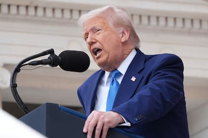 El presidente Donald Trump habla durante la 157ma Conmemoración Nacional del Día de los Caídos en Guerras, en el Cementerio Nacional de Arlington, en mayo de 2025