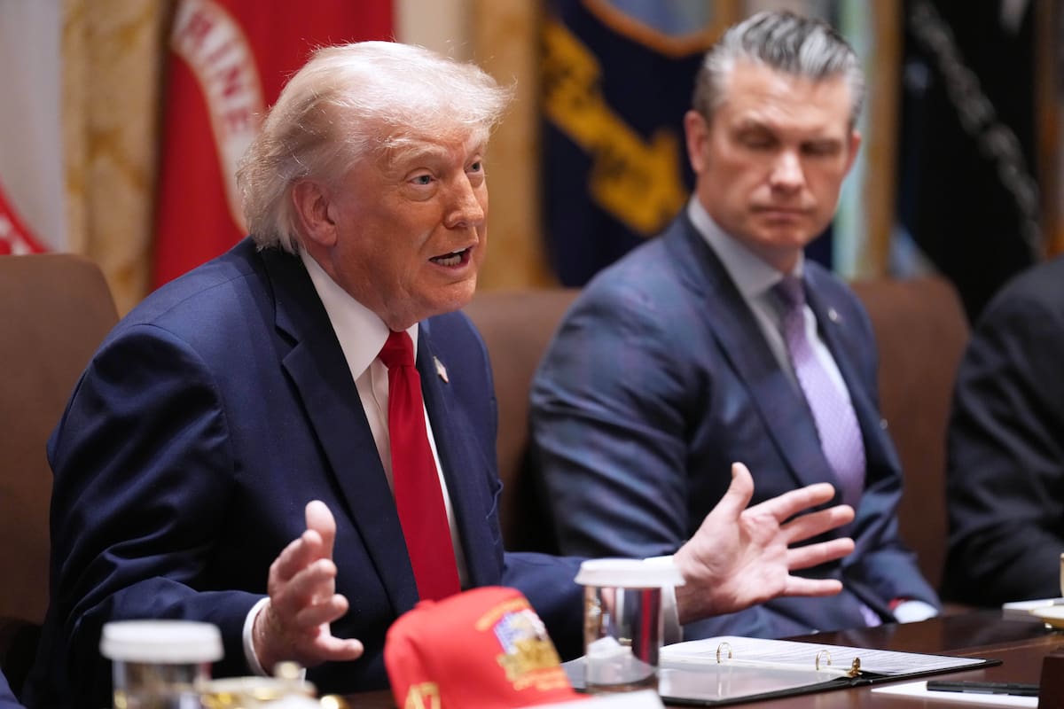 El presidente Donald Trump habla durante una reunión de su gabinete en la Casa Blanca, en Washington, el 27 de mayo de 2026, mientras el secretario de Defensa, Pete Hegseth, observa.