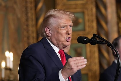 El presidente Donald Trump habla en su club Mar-a-Lago, el lunes 22 de diciembre de 2025, en Palm Beach, Florida.