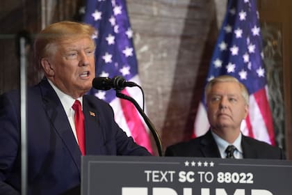 El presidente Donald Trump habla en un acto de campaña mientras el senador republicano Lindsey Graham lo observa
