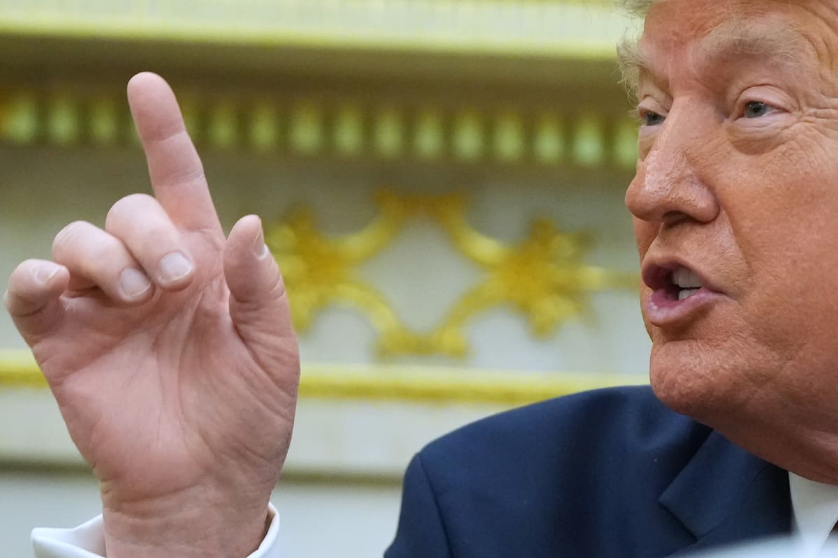 El presidente Donald Trump habla en una reunión con el primer ministro de Irak, Ali al-Zaidi, en el Despacho Oval de la Casa Blanca, este martes 14 de julio