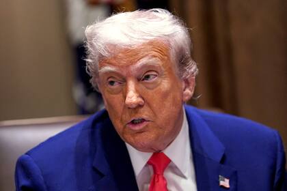 El presidente Donald Trump habla en una reunión en la Sala del Gabinete de la Casa Blanca, el jueves 10 de abril de 2025, en Washington. (Pool vía AP)