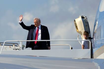 El presidente Donald Trump habló de los nuevos aranceles mientras se trasladaba en el Air Force One camino al Super Bowl