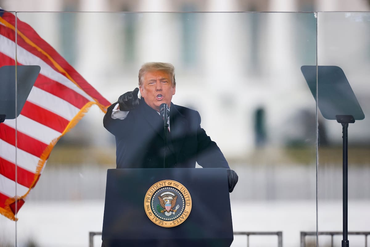 El presidente Donald Trump hace gestos mientras habla durante una manifestación para impugnar la certificación de los resultados de las elecciones presidenciales de EE. UU. De 2020 por parte del Congreso, En Washington, EE. UU., 6 de enero de 2021.