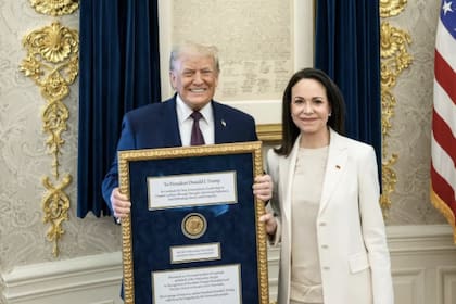 El presidente Donald Trump junto a María Corina Machado, en el Salón Oval