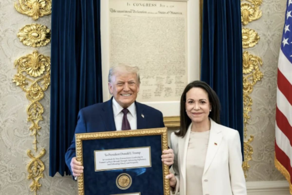 El presidente Donald Trump junto a María Corina Machado, en la Casa Blanca, con el presente que le llevó la líder opositora venezolana.