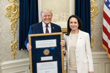 El presidente Donald Trump junto a María Corina Machado, en el Salón Oval.