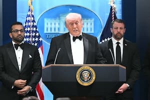 El presidente Donald Trump, junto al director del FBI, Kash Patel, el secretario de Seguridad Nacional, Markwayne Mullin, en una conferencia de prensa en la Casa Blanca, en la noche del sábado.