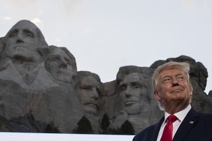 El presidente Donald Trump, junto al Mount Rushmore