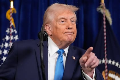 El presidente Donald Trump le indica a un periodista que le haga una pregunta durante una conferenci