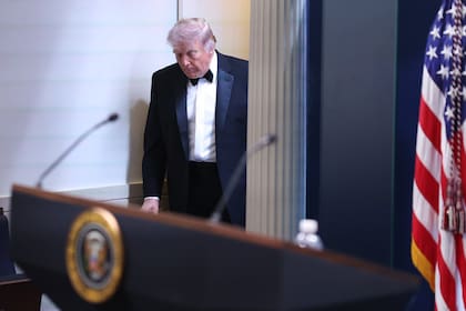 El presidente Donald Trump llega a la sala de prensa de la Casa Blanca.