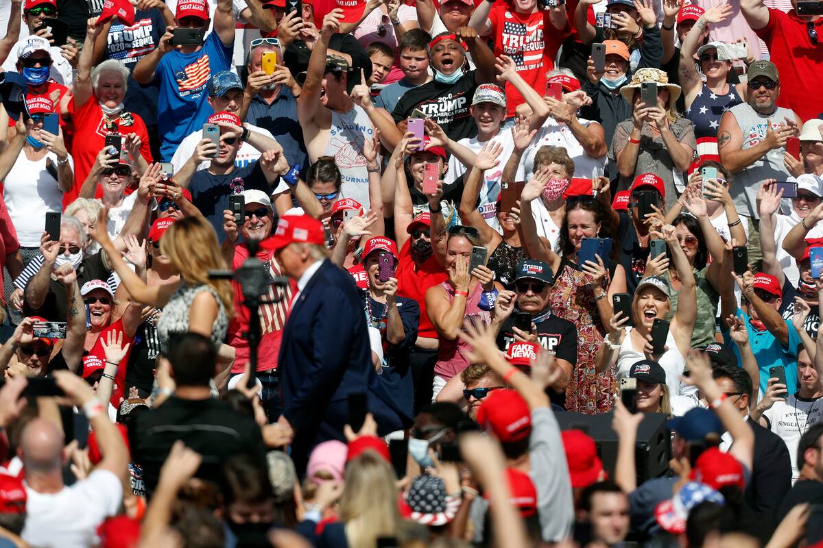 El presidente Donald Trump llega con su esposa, la Primera Dama Melania Trump para dar un discurso de campaña solo cuatro días antes del día de las elecciones afuera del Estadio Raymond James el 29 de octubre de 2020 en Tampa, Florida