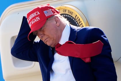 El presidente Donald Trump llega en el Air Force One a la base de la Guardia Nacional Aérea Selfridge, el martes 29 de abril de 2025, en Harrison Township, Michigan. (Foto AP/Alex Brandon)