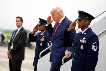 El presidente Donald Trump llega en el Air Force One al Aeropuerto Regional de Hagerstown, Maryland, el 8 de junio de 2025, en su camino a Camp David. (AP Foto/Manuel Balce Ceneta)