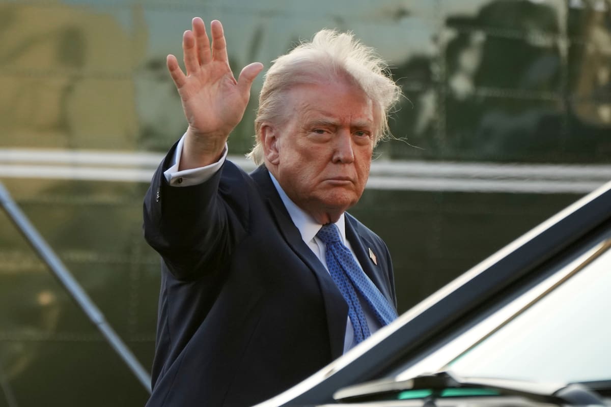 El presidente Donald Trump llega en el Marine One al Aeropuerto Ejecutivo de Leesburg, Virginia, el jueves 24 de abril de 2025, para dirigirse al Trump National Golf Club de Washington DC en Sterling, Virginia.
