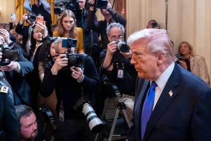 El presidente Donald Trump llega para una ceremonia de la Medalla de Honor en el Salón Este de la Casa Blanca, el 2 de marzo de 2026, en Washington.
