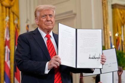 El presidente Donald Trump muestra una orden ejecutiva firmada en un evento de educación en la Sala Este de la Casa Blanca en Washington, el jueves 20 de marzo de 2025